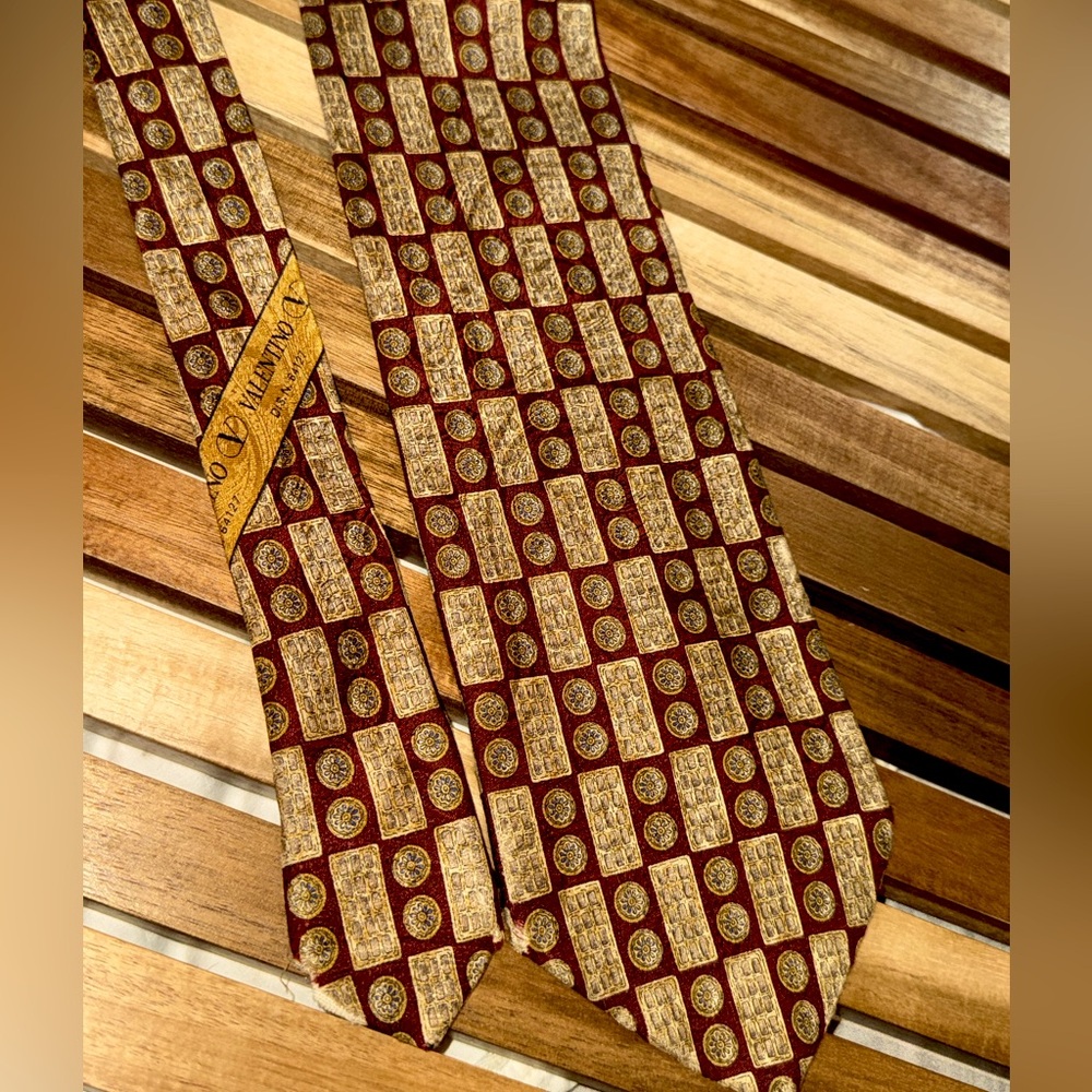 Valentino 100% Silk Tie made in Italy 59” pristine